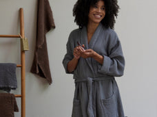 Frau in Bademantel