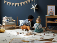 Kinderzimmer mit spielenden Kindern