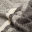 Wolldecke Salakas in Braun & Grau aus 100% Schurwolle | Entdecken Sie unsere schönsten Wohnaccessoires