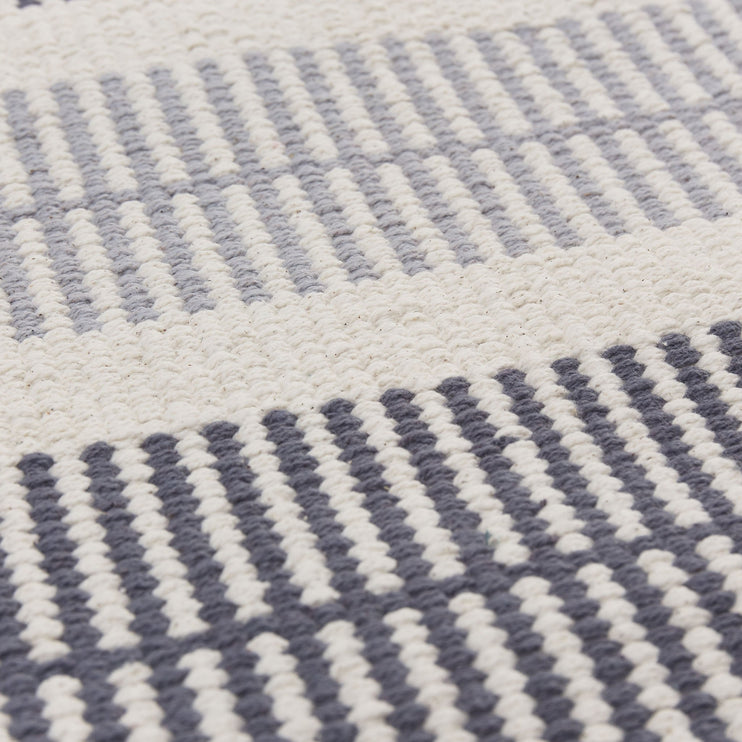 Teppich Vandani Eierschale & Grau & Dunkles Graublau, 100% Baumwolle | URBANARA Baumwollteppiche
