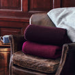 Decke Miramar in Himbeerrot aus 100% Lammwolle | Entdecken Sie unsere schönsten Wohnaccessoires