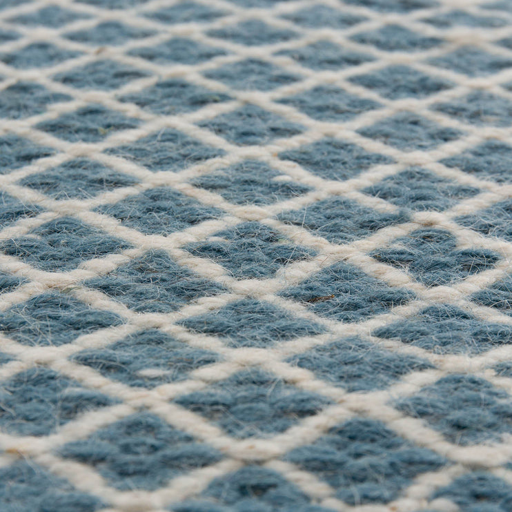 Teppich Loni in Blau & Eierschale aus 100% Wolle | Entdecken Sie unsere schönsten Wohnaccessoires