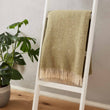 Decke Salantai, Moosgrün & Creme, 100% Schurwolle | URBANARA Wolldecken