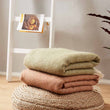 Decke Salantai, Moosgrün & Creme, 100% Schurwolle | Hochwertige Wohnaccessoires