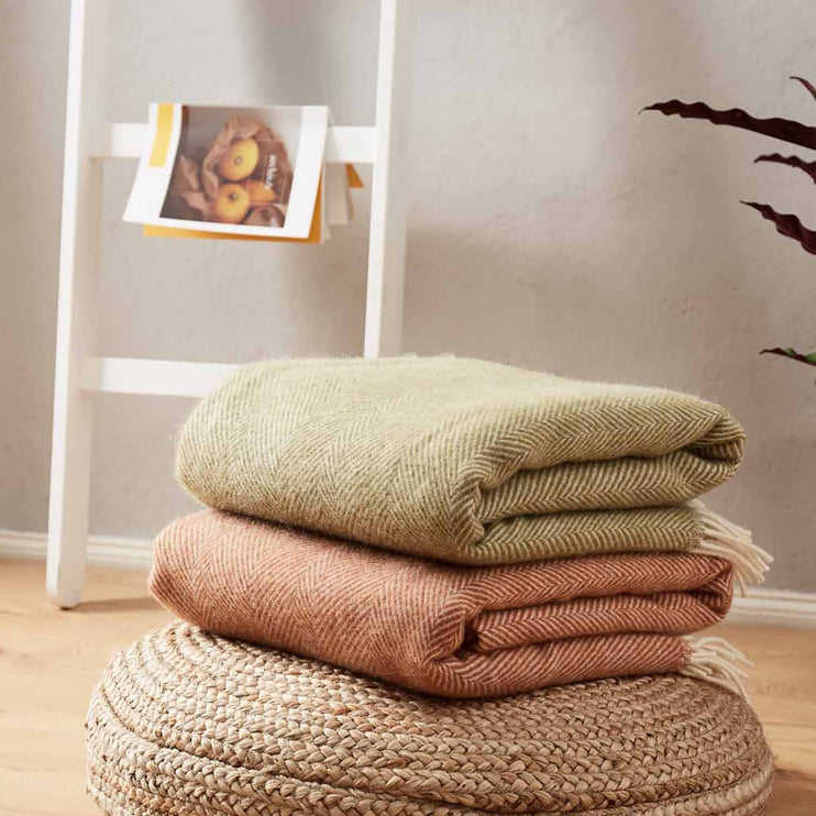 Decke Salantai, Moosgrün & Creme, 100% Schurwolle | Hochwertige Wohnaccessoires