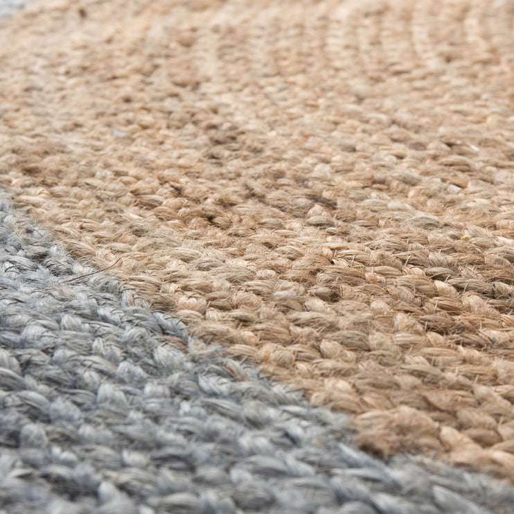 Teppich Nandi in Natur & Helles Graublau aus 100% Jute | Entdecken Sie unsere schönsten Wohnaccessoires