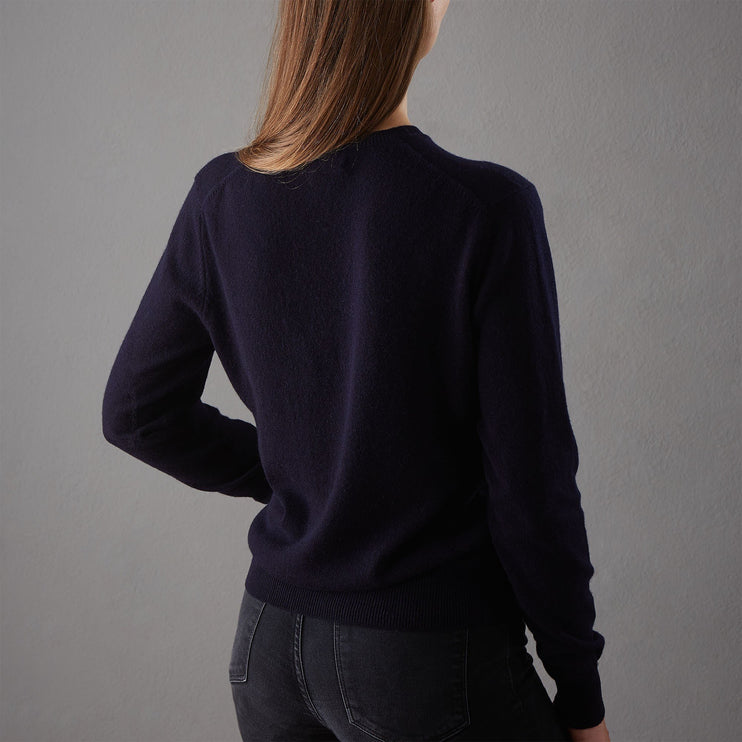 Strickjacke Nora in Mitternachtsblau aus 50% Kaschmirwolle & 50% Wolle | Entdecken Sie unsere schönsten Wohnaccessoires