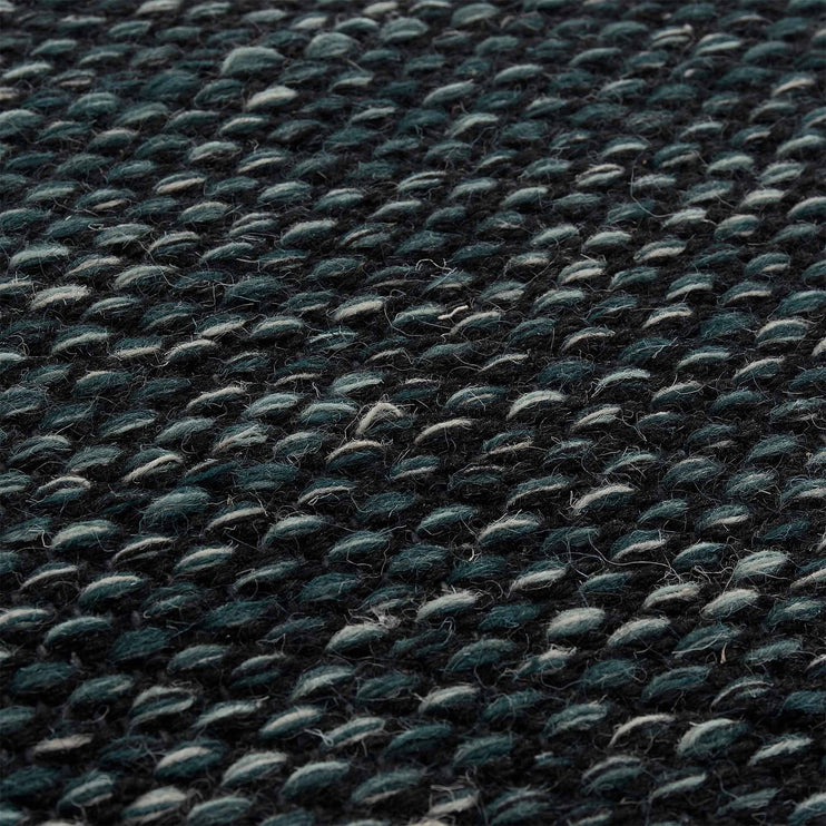 Teppich Odis in Graugrün & Schwarz aus 87% Schurwolle & 9% Baumwolle & 4% Polyester | Entdecken Sie unsere schönsten Wohnaccessoires