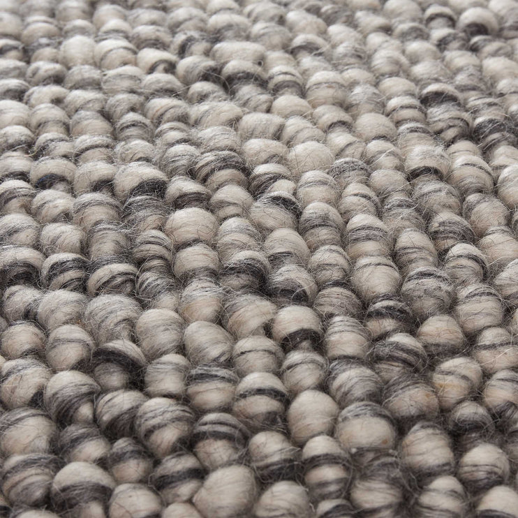 Kissenhülle Ravi in Eierschale & Grau aus 70% Schurwolle & 30% Viskose & 100% Baumwolle | Entdecken Sie unsere schönsten Wohnaccessoires