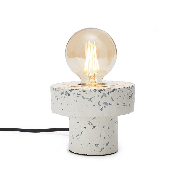 Tischlampe Udupi, Weiß, 100% Terrazzo & 100% Messing | URBANARA Tischleuchten