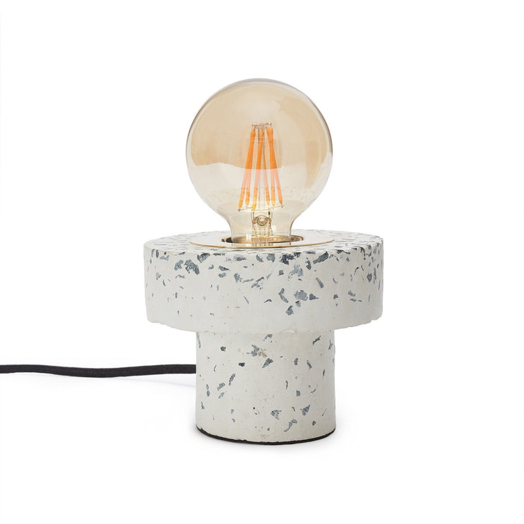 Tischlampe Udupi, Weiß, 100% Terrazzo & 100% Messing