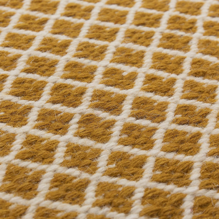 Teppich Loni in Leuchtendes Senfgelb & Eierschale aus 100% Wolle | Entdecken Sie unsere schönsten Wohnaccessoires