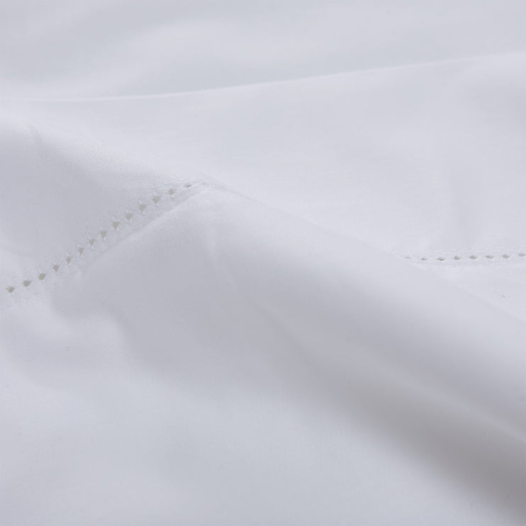 Kissenbezug Arles Weiß, 100% gekämmte und merzerisierte Baumwolle | URBANARA Satin-Bettwäsche