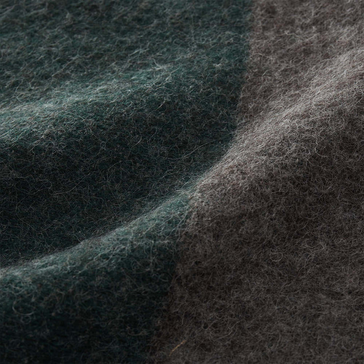 Wolldecke Karby in Dunkelgrün & Grau-Melange aus 100% Schurwolle | Entdecken Sie unsere schönsten Wohnaccessoires