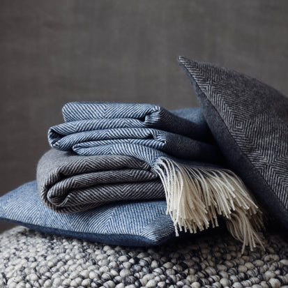 Alpakadecke Alanga in Jeansblau & Eierschale | Schöne Ideen für Ihr Zuhause | URBANARA