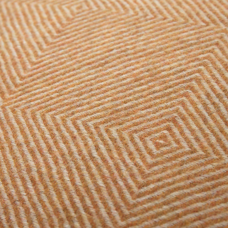 Kissenhülle Alanga in Senfgelb & Eierschale aus 100% Baby Alpakawolle | Entdecken Sie unsere schönsten Wohnaccessoires