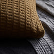 Kissen Novas in Senfgelb aus 100% Baumwolle | Entdecken Sie unsere schönsten Wohnaccessoires