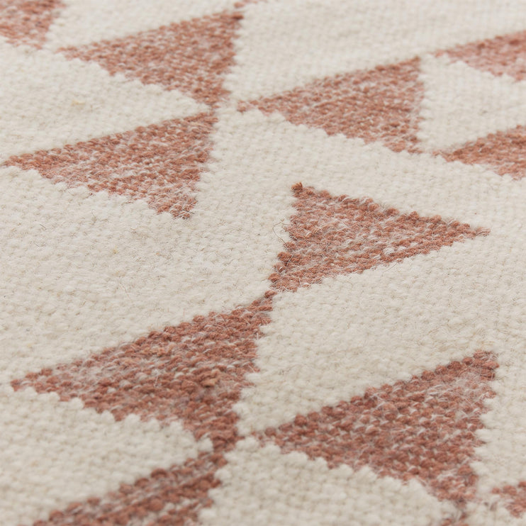 Wollteppich Kenai in Terrakotta & Eierschale aus 60% Wolle & 40% Baumwolle | Entdecken Sie unsere schönsten Wohnaccessoires