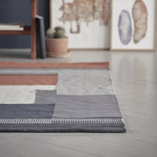 Teppich Indari in Dunkles Graublau & Taubenblau & Terrakotta | Schöne Ideen für Ihr Zuhause | URBANARA