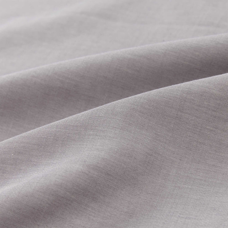 Kissenbezug Soure, Dunkelgrau & Naturweiß, 100% Baumwolle | URBANARA Satin-Bettwäsche