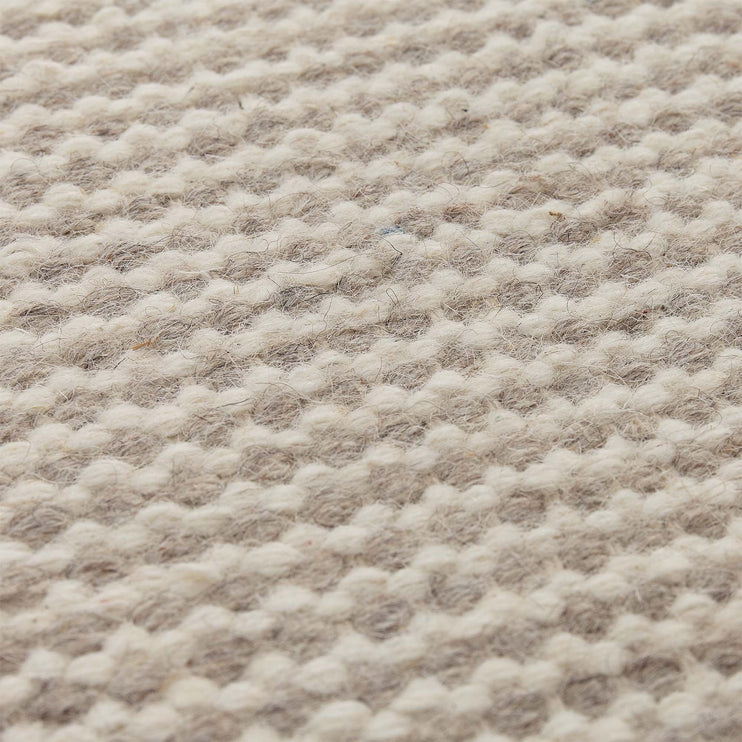 Teppich Udana, Sandstein-Melange & Naturweiß, 100% Wolle | URBANARA Wollteppiche